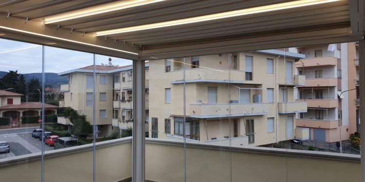 Pergola bioclimatica a Rosignano con vetrate 