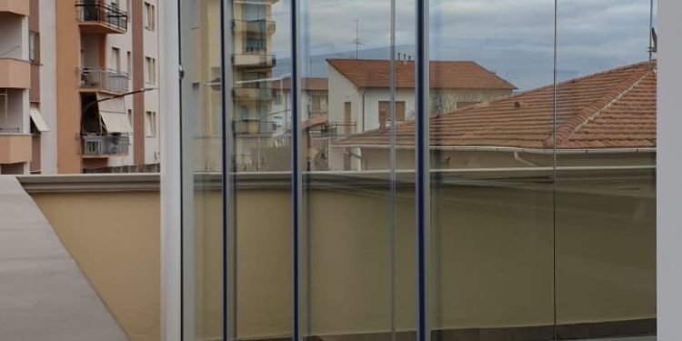 Pergola bioclimatica a Rosignano con vetrate 
